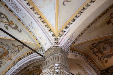 Evora, Portekiz - 26 Ağustos 2024: Portekiz 'in Alentejo kentindeki Evora şehrindeki Igreja de Sao Francisco kilisesinde insan kemikleriyle ünlü Capela dos Ossos.