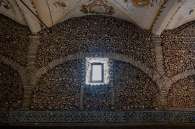 Evora, Portekiz - 26 Ağustos 2024: Portekiz 'in Alentejo kentindeki Evora şehrindeki Igreja de Sao Francisco kilisesinde insan kemikleriyle ünlü Capela dos Ossos.