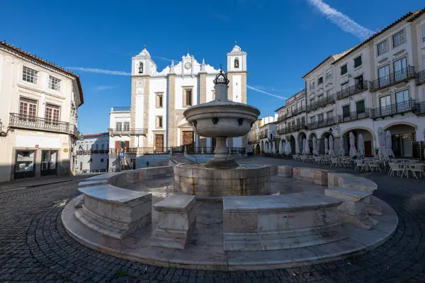 Portekiz, Evora 'daki Praca do Giraldo Meydanı' nda sabah.
