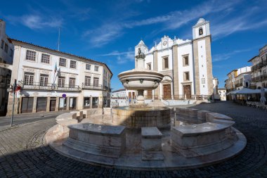 Portekiz, Evora 'daki Praca do Giraldo Meydanı' nda sabah.