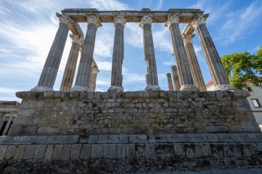 Evora Roma Tapınağı (Templo romano de Evora), aynı zamanda da adlandırılır Templo de Diana Evora Portekizce şehir antik bir tapınak olduğu gibi.