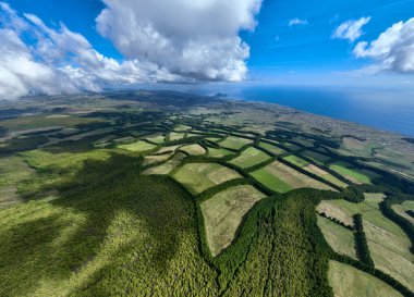 Terceira, Azores, Portekiz 'in en yüksek adası olan Serra de Santa Barbara' nın zirvesinden hava manzarası.