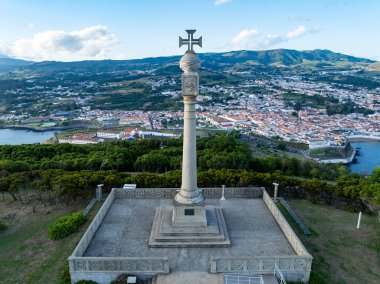 Miradouro do Pico das Cruzinhas Monte Brasil 'in dört zirvesinden biri olan Pico das Cruzinhas' ın tepesinde yer almaktadır.