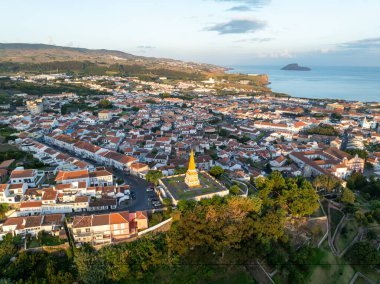 Terceira, Azores, Portekiz 'deki D. Pedro IV onuruna Alto da Memoria' dan Obelisk..