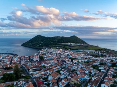 Angra do Herosmo, Terceira, Azores, Portekiz 'in Prainha hamamının, marinasının ve mimarisinin havadan görünüşü. 