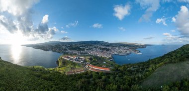 Angra do Herosmo, Terceira, Azores, Portekiz 'in Prainha hamamının, marinasının ve mimarisinin havadan görünüşü. 