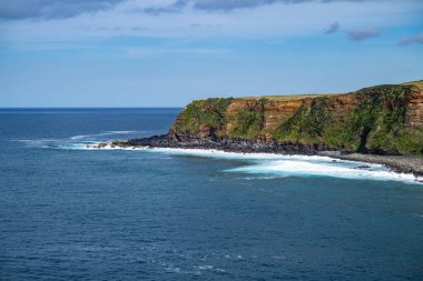 Alagoa Varış Noktası, Terceira, Azores 'in kuzey kıyısında volkanik lav oluşumlu kıyı kayalıkları..