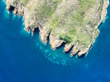 Azores 'teki Terceira Adası' nın sahil şeridinde bulunan Ilheus das Cabras, Keçi Suyu adlı küçük adalar..