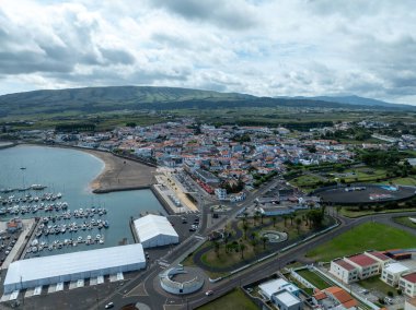 Praia da Vitoria 'da. Azores 'teki Terceira adasının kıyısındaki Praia da Vitoria şehri. Hava görünümü.