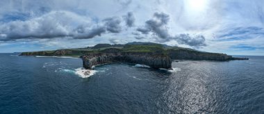 Alagoa Varış Noktası, Terceira, Azores 'in kuzey kıyısında volkanik lav oluşumlu kıyı kayalıkları..