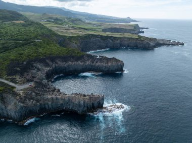 Alagoa Varış Noktası, Terceira, Azores 'in kuzey kıyısında volkanik lav oluşumlu kıyı kayalıkları..