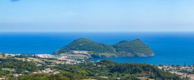 Azores 'teki Terceira Adası' nın sahil şeridinde bulunan Ilheus das Cabras, Keçi Suyu adlı küçük adalar..