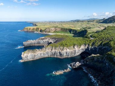 Baias da Agualva ve Miradouro de Alagoa 'nın hava manzarası. Agualva, Terceira Adası, Azores, Portekiz 'deki fırtınalı Atlantik Okyanusu tarafından kıyıya vurulan dik kayalıklı lav kıyısı..