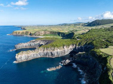 Baias da Agualva ve Miradouro de Alagoa 'nın hava manzarası. Agualva, Terceira Adası, Azores, Portekiz 'deki fırtınalı Atlantik Okyanusu tarafından kıyıya vurulan dik kayalıklı lav kıyısı..