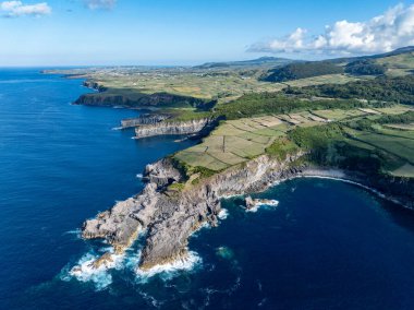 Baias da Agualva ve Miradouro de Alagoa 'nın hava manzarası. Agualva, Terceira Adası, Azores, Portekiz 'deki fırtınalı Atlantik Okyanusu tarafından kıyıya vurulan dik kayalıklı lav kıyısı..