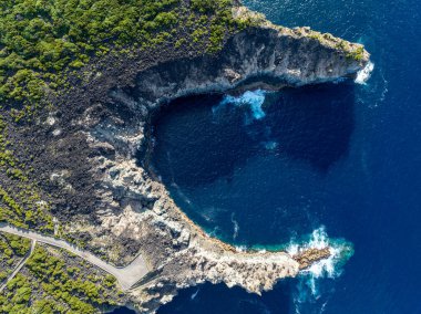 Baias da Agualva ve Miradouro de Alagoa 'nın hava manzarası. Agualva, Terceira Adası, Azores, Portekiz 'deki fırtınalı Atlantik Okyanusu tarafından kıyıya vurulan dik kayalıklı lav kıyısı..