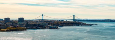 Brooklyn, New York 'taki Verrazano Narrows Köprüsü' nün hava görüntüsü.