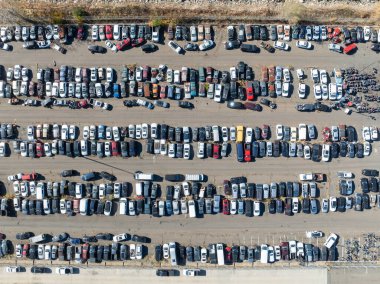 Sıraya dizilmiş ve terk edilmiş park halindeki arabaların hava manzarası.