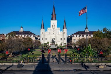 Jackson Meydanı 'nda Saint Louis Katedrali kilisesi ve Fransız Mahallesi' nden kalan tarihi binalar var. New Orleans şehrinin tarihi bölge bölümü..