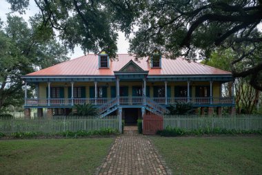 Tarihi Laura Çiftliği Vacherie, Louisiana 'da nehir yolunda yer almaktadır.