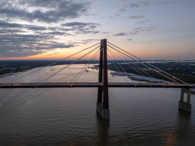 Güney Louisiana, Luling 'deki Hale Boggs Memorial Köprüsü' nün hava görüntüsü..