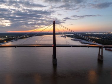 Güney Louisiana, Luling 'deki Hale Boggs Memorial Köprüsü' nün hava görüntüsü..