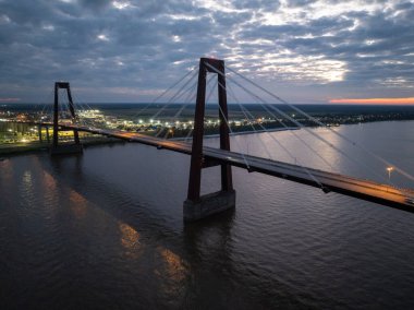 Güney Louisiana, Luling 'deki Hale Boggs Memorial Köprüsü' nün hava görüntüsü..
