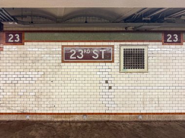 New York City - 20 Haziran 2024: 23. Cadde Metro İstasyonu Manhattan 'daki New York Metro Sisteminde Lexington Bulvarı Hattı üzerinde.