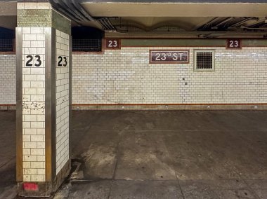 New York City - 20 Haziran 2024: 23. Cadde Metro İstasyonu Manhattan 'daki New York Metro Sisteminde Lexington Bulvarı Hattı üzerinde.