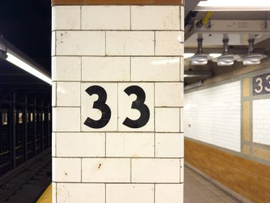 New York - 30 Ocak 2025: 33. Cadde Metro İstasyonu tabelası Manhattan, New York.