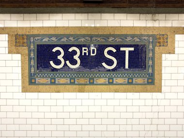 New York - 30 Ocak 2025: 33. Cadde Metro İstasyonu tabelası Manhattan, New York.