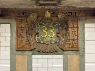 New York - 30 Ocak 2025: 33. Cadde Metro İstasyonu tabelası Manhattan, New York.