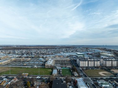 Kentsel atık su arıtma tesisindeki modern su temizleme tesisinin havadan görüntüsü. İstenmeyen kimyasalların, askıya alınmış katı maddelerin ve gazların kirlenmiş sıvılardan çıkarılması süreci