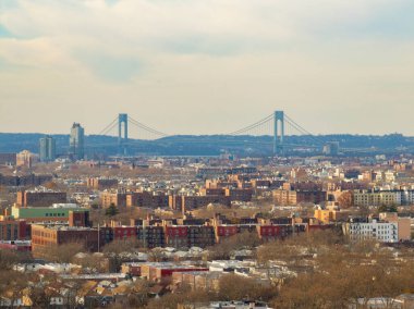 Güney Brooklyn ve New York 'taki Verrazzano-Narrows Köprüsü' nün gökyüzü manzarası.