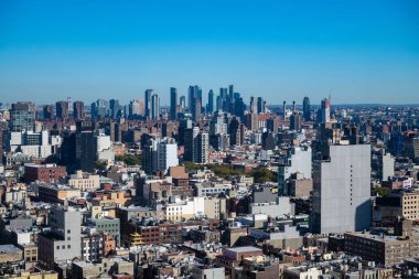 Manhattan şehir merkezindeki Manhattan Belediye Binası 'ndan kuzeye bakan Queens silueti..