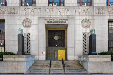 New York 'taki Louis J. Lefkowitz Eyalet Binası. Tarihi Art Deco hükümet binası. Büyük bir girişi ve klasik mimarisi var..