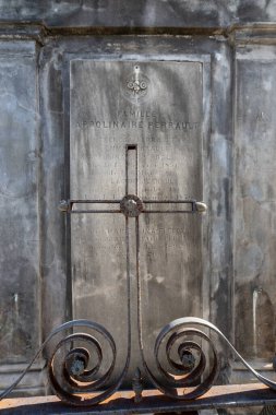 New Orleans, Louisiana - 2 Aralık 2024: Voodoo Kraliçesi Marie Laveau 'nun gömüldüğü ünlü bir yer olan St. Louis Mezarlığı' nda yer üstü mezarlar.