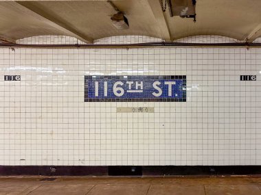 New York Şehri - 25 Nisan 2024: 116. Cadde Metro İstasyonu New York Şehri.