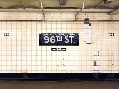 New York Şehri - 25 Nisan 2024: 96. Cadde Metro İstasyonu New York Şehri.