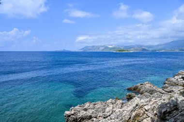 Hırvatistan 'ın güneyindeki Dalmaçya kentinde, Hırvatistan' ın Dubrovnik kentine 20 km uzaklıkta pitoresk bir kasaba..