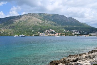 Hırvatistan 'ın güneyindeki Dalmaçya kentinde, Hırvatistan' ın Dubrovnik kentine 20 km uzaklıkta pitoresk bir kasaba..