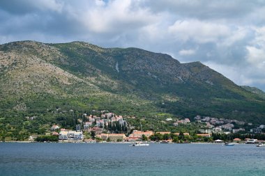 Hırvatistan 'ın güneyindeki Dalmaçya kentinde, Hırvatistan' ın Dubrovnik kentine 20 km uzaklıkta pitoresk bir kasaba..