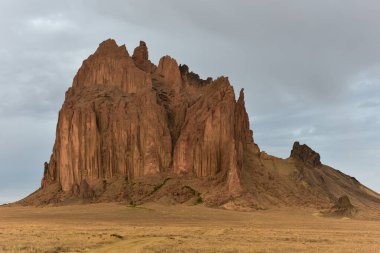 Shiprock, New Mexico, ABD 'nin çöl uçağındaki büyük volkanik kaya dağı..