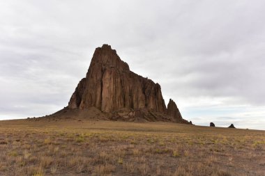 Shiprock, New Mexico, ABD 'nin çöl uçağındaki büyük volkanik kaya dağı..