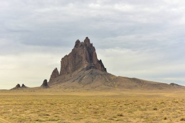 Shiprock, New Mexico, ABD 'nin çöl uçağındaki büyük volkanik kaya dağı..