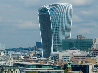 Londra, İngiltere - 24 Haziran 2024: Ünlü Walkie Talkie binası cephesi - Londra şehir silüeti, finans bölgesi, Birleşik Krallık.