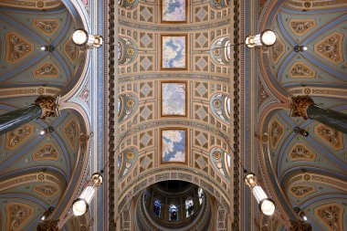 New York Şehri - 22 Aralık 2023: St. Jean Baptiste Roma Katolik Kilisesi Manhattan 'ın Yukarı Doğu Yakası, New York' taki Lenox Hill Mahallesi.