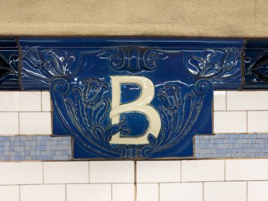 New York Şehri - 25 Aralık 2025, New York, Manhattan 'daki 6 numaralı hattaki Bleecker Street Metro İstasyonu..