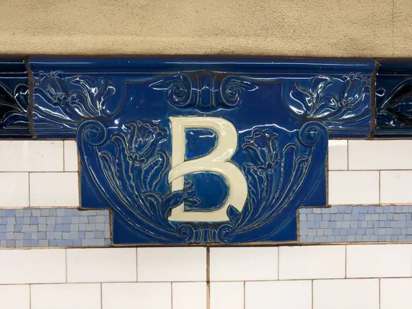 New York Şehri - 25 Aralık 2025, New York, Manhattan 'daki 6 numaralı hattaki Bleecker Street Metro İstasyonu..