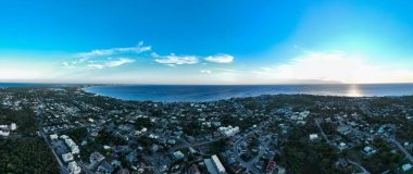 Batı Körfezi üzerinde panoramik hava manzarası, Grand Cayman, Cayman Adaları.